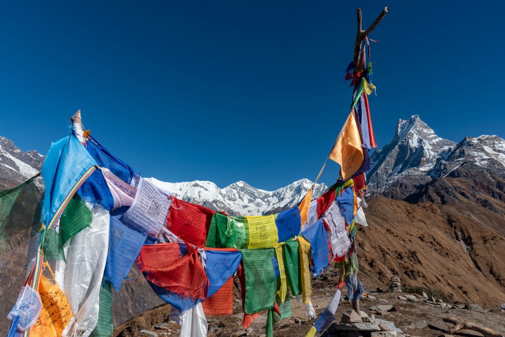 Au-dessus des drapeaux : Ganggapurna, Annapurna 3 et plus à droite : le Machhapuchhare et le Mardi Himal